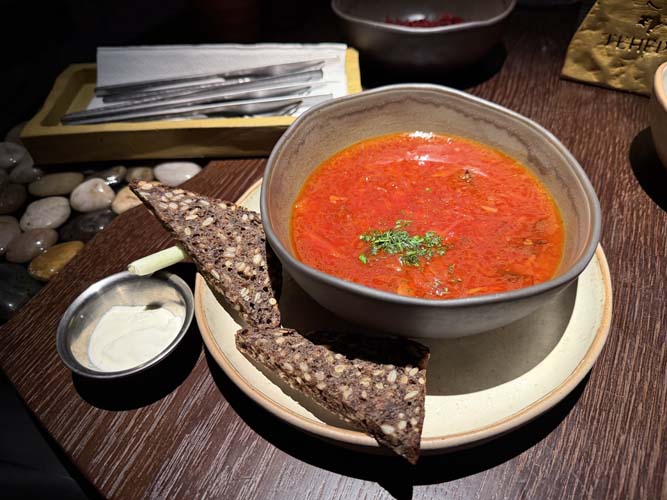 Борщ на гусе с черносливом и поджаренный до хруста «рижским» хлебом с семечками