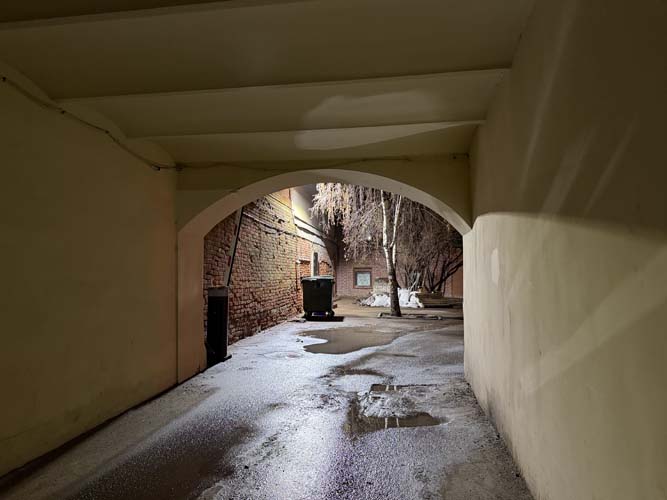 «Тенгри» спрятан в неприметном дворе, куда ведет длинная арка