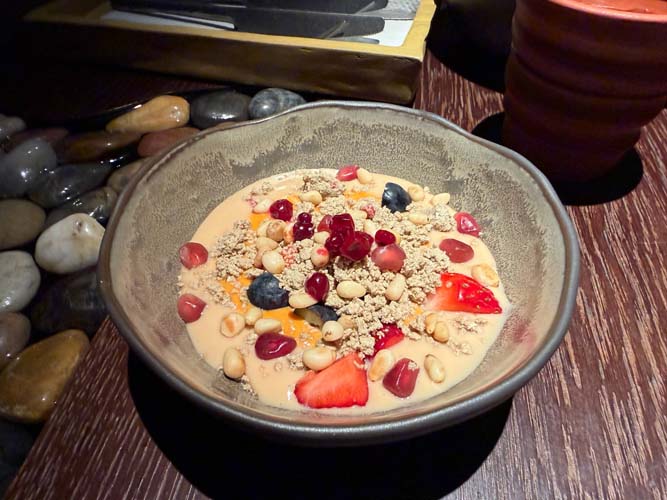 «Тенгри» &mdash; это сладковатый жидкий заварной крем на вареной и облепихово-оранжевой сгущенке, со свежей клубникой, голубикой, гранатом.