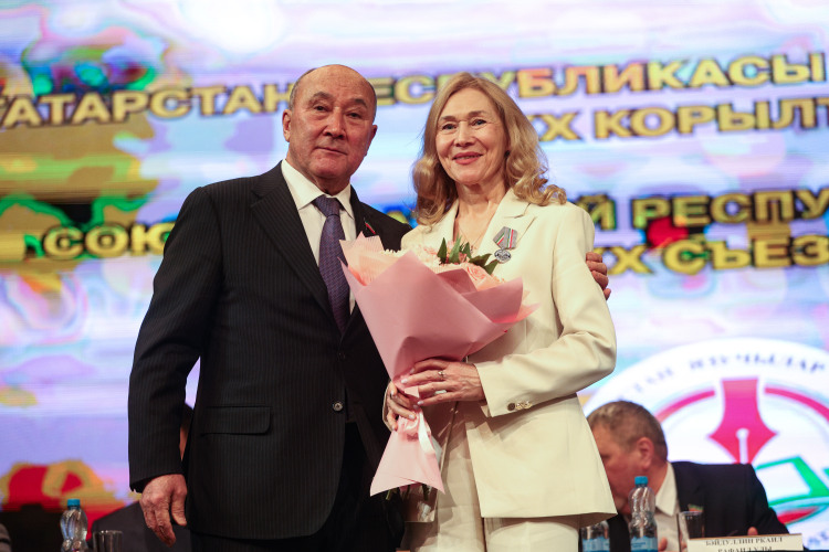 В этом году это поэтесса Ильсияр Иксанова, выдвинутая за сборник «Үткелләрне үтү &mdash; дөнья көтү»