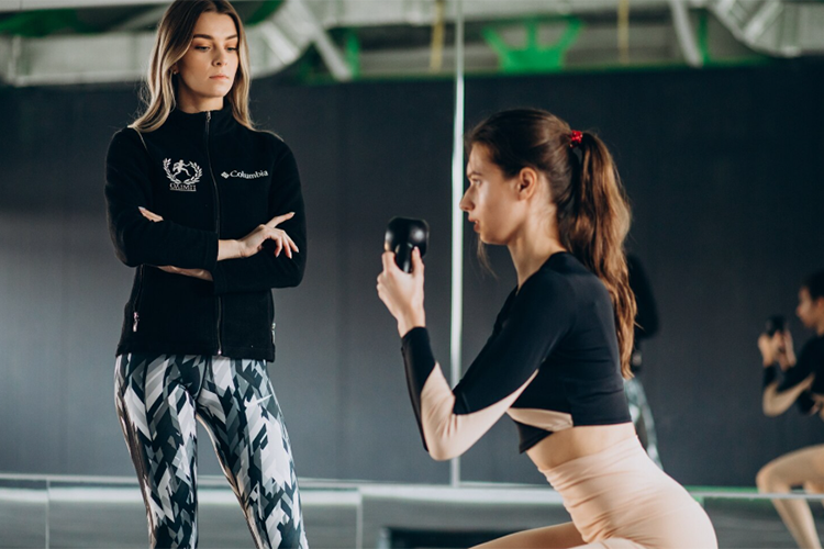 Востребованные тренеры не готовы идти в штат фитнеса, предпочитая формат фиксированной аренды. Они платят 45–60 тыс. в месяц, а все, что зарабатывают сверху, оставляют себе, принимая деньги напрямую от клиентов как самозанятые