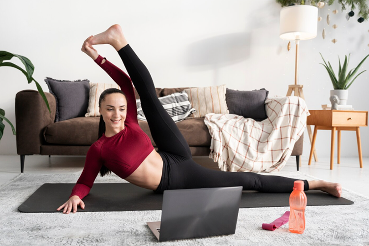 Домашние онлайн-тренировки &mdash; это одна из тенденций индустрии. Здесь не надо тратить время на дорогу, удобный период занятий выбирает сам клиент. Плюс занятия с тренером по сети стоят дешевле &mdash; 1–1,5 тыс. рублей