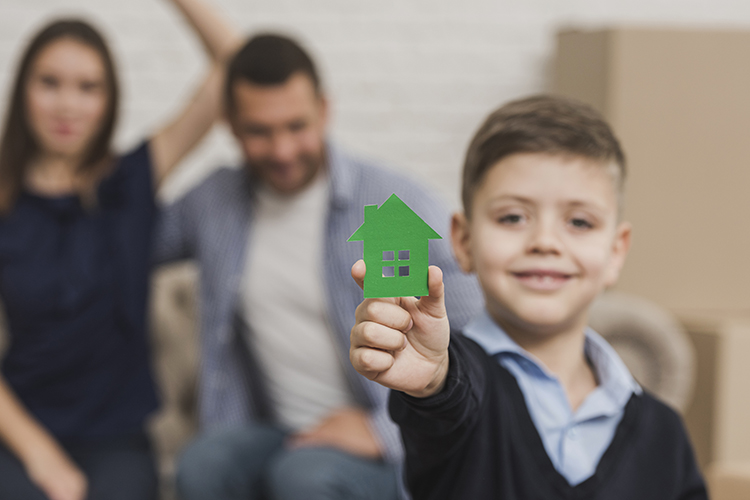 «Продайте свою хижину без оброка»: новые «плюшки» от государства для семей с двумя детьми