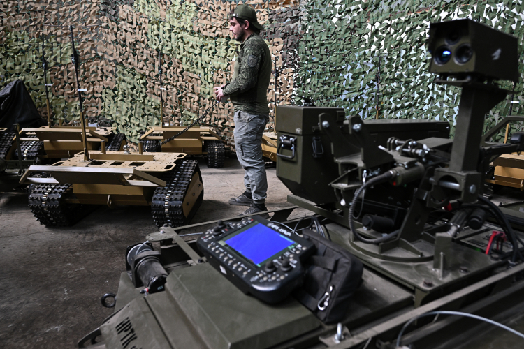 «У нас они используются в основном (да и у противника тоже) для эвакуации раненых, подвоза боеприпасов, продовольствия и прочего. Проблема с наземными дронами в том, что тоже нужно вешать дрон-ретранслятор, потому что есть понятие радиогоризонт. То есть вот он за холмик или в складку местности заехал &mdash; и сигнал потерян»