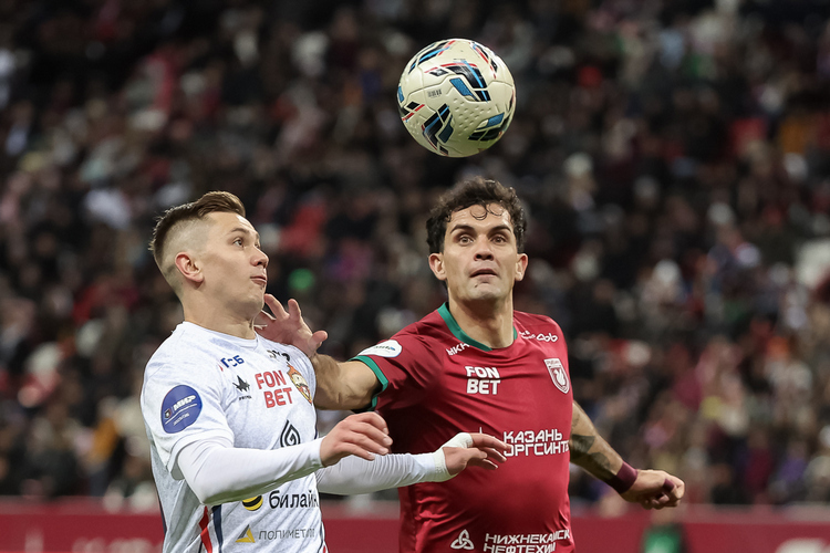 «Рубин» доминировал в первом тайме, но во втором отдал инициативу (на фото справа &mdash; Начо)