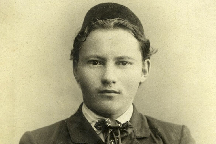 Габдулла Тукай прославился именно как очень самобытный и оригинальный поэт, имеющий общетюркское звучание и славу