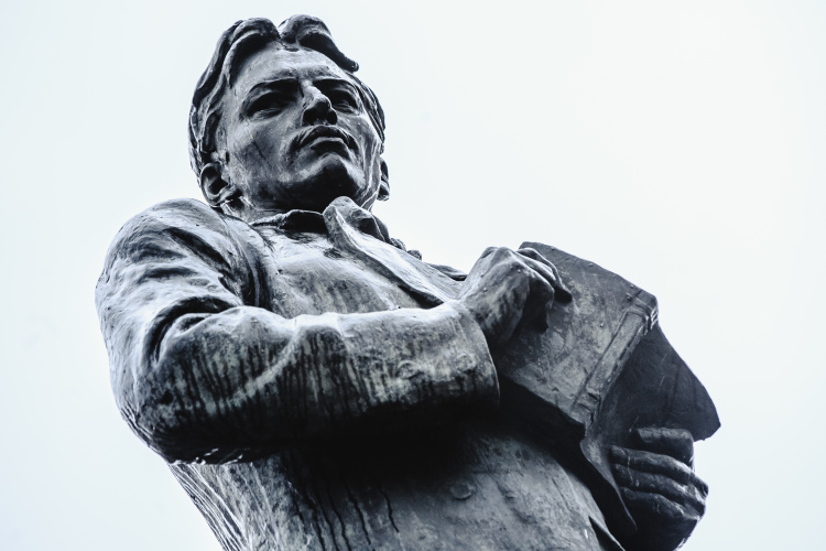 Тукай жил в эпоху мировоззренческого, духовного и политического перелома. Он его чувствовал и болезненно переживал