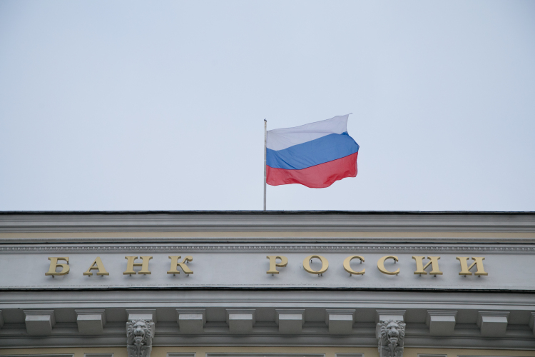 «Банк России 24 апреля героически снизил ключевую ставку на 50 базисных пунктов до 14,5 процента. Но само решение и сопровождающая его риторика внятно так охладили ожидания дальнейшего смягчения»