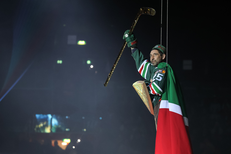 Зарипов в образе Капитана Татарстан в серии с «Трактором»