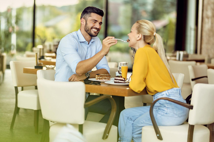 Еда под небом Казани: гид по атмосферным террасам, которые нужно посетить этим летом