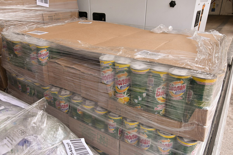 Благотворительный фонд «Нэфис» не только пожертвовал 150 тыс. рублей на нужды Стахановского интерната, но и предоставил 4 паллета бытовой химии