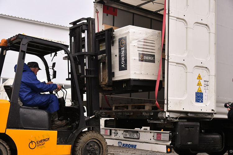 Сперва мы объявили сбор на генератор на 20 кВт, чтобы обеспечить интернат теплом и электричеством. Также указали, что интернату требуется генератор для столовой на 30 кВт. И буквально сразу же откликнулся владелец и директор компании Energy Group Артур Сабитов