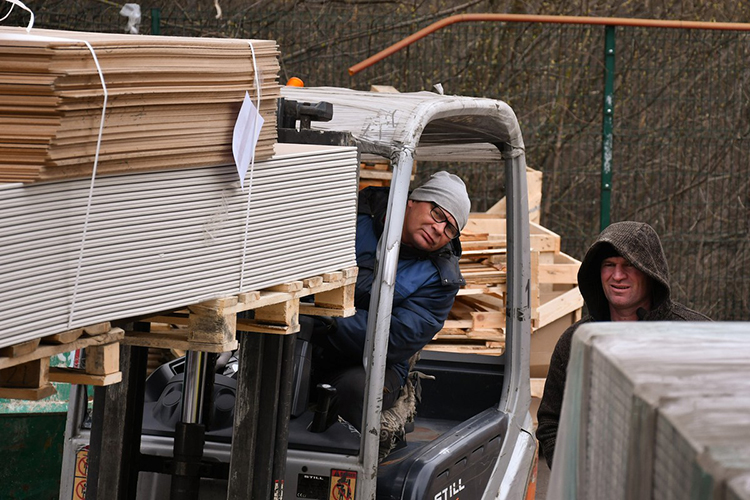 К акции присоединился благотворительный фонд «Ният-Намерение», который сам закупил строительные материалы на общую сумму 300 тыс. рублей. Это и OSB фанера, саморезы, различные профили, плинтусы, гипсокартонные плиты, растворы и многое другое