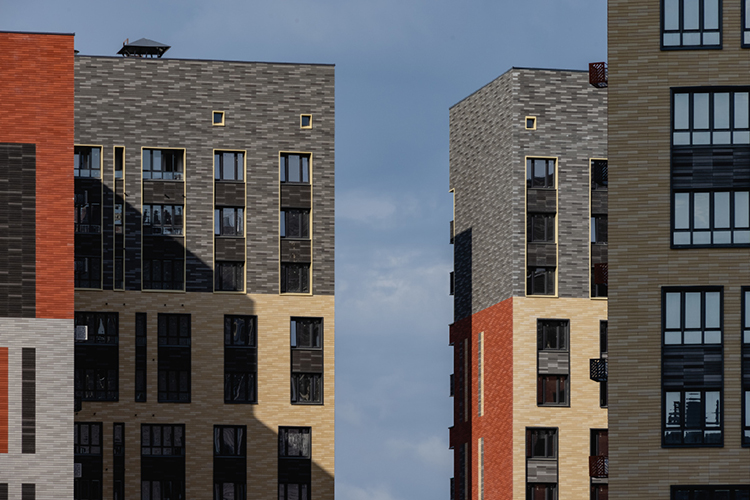 Вторичка растет на фоне падающей второй месяц подряд первички, но надо учитывать, что именно тут «сидят» те квартиры, которые сданы застройщиками и продаются по договорам купли-продажи, а не долевого участия