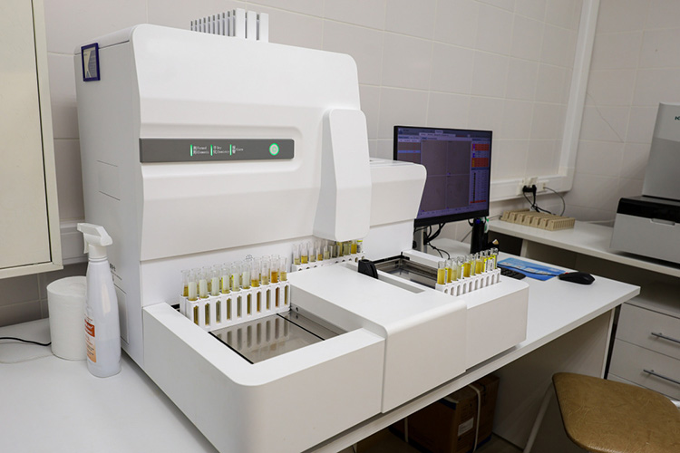 «Курьерская служба дважды в день объезжает все центры, забирает биоматериал и везет в нашу лабораторию. Общая площадь лабораторного комплекса составляет порядка 800 квадратных метров»