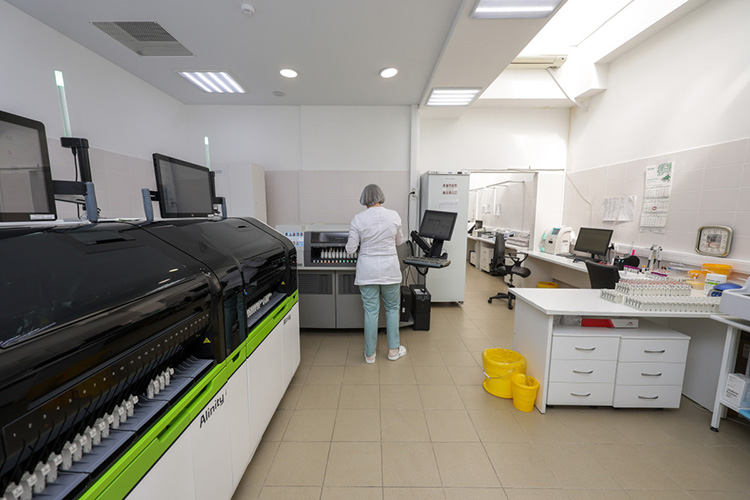 «Мы практически ушли от ручного труда и «микроскопа глазками». Современное оборудование сейчас с искусственным интеллектом»