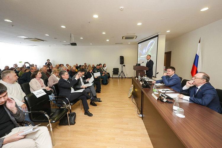 Участникам съезда не терпелось обсудить накопившиеся за год проблемы: собираться в конференц-зале административного корпуса агропарка председатели и члены СНТ начали сильно заранее