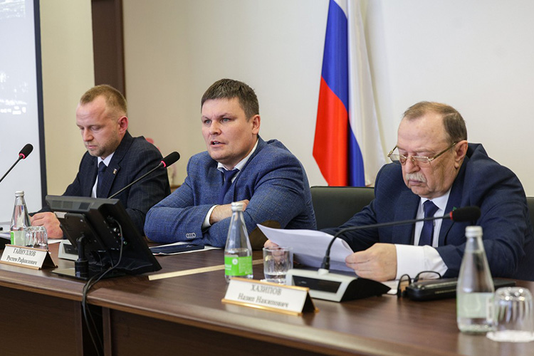 Рустем Гайнуллов (в центре): «Рустам Нургалиевич лично, по нашему обращению, всегда поддерживает идеи садоводов»