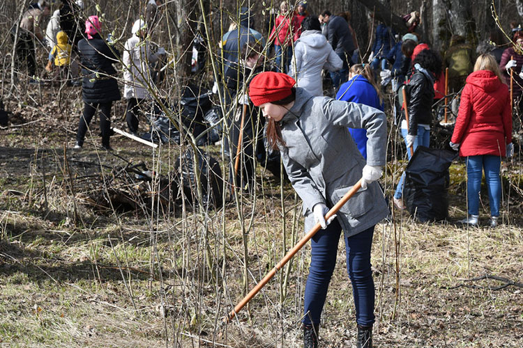 За апрель было очищено более 17 млн кв. м. дорог от скопившейся за зиму грязи. Убрано более 4 тыс. дворов