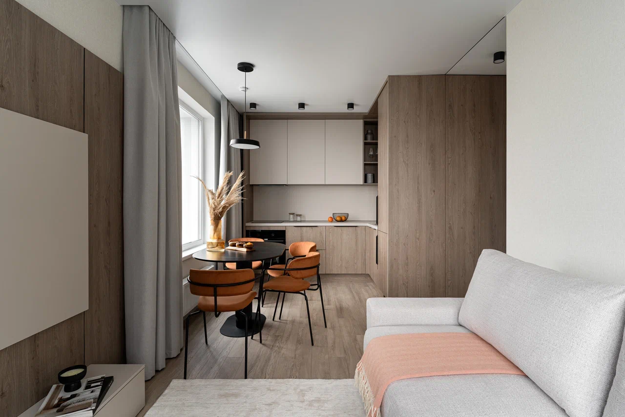 В отделке &mdash; качественный ламинат или кварц-паркет, обои с тиснением, крупноформатный керамогранит, премиальная техника (индукционная плита, посудомойка, холодильник, винный шкаф, измельчитель отходов)