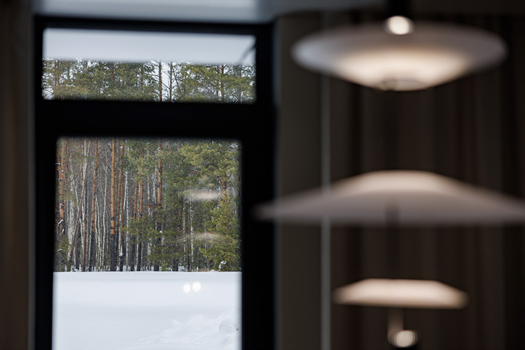 Вокруг &mdash; виды на лес, увеличенные окна с низкими подоконниками (от 60 см), панорамные балконы и угловое остекление, которые делают квартиры светлыми и визуально просторными