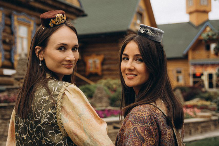 Резеда Насретдинова, сооснователь туристической компании ООО «Казань360»: «Сейчас, когда нас спрашивают, где купить татарскую сумку или обувь, приходится вспоминать, где какие представлены бренды, и строить маршрут. Людям надоел китайский ширпотреб»