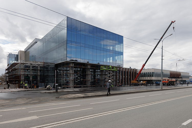 Здесь будут офисы класса А, рассчитанные на 900 рабочих мест, предусмотрены шесть конференц-залов и выставочная галерея на 2,4 тыс. кв. м.