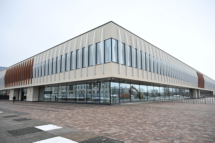 Архитекторы сохранили исторический фасад в духе советского модернизма &mdash; с характерными «ребрами» и лаконичными формами