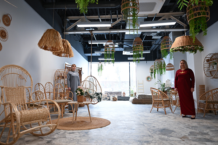 Еще один спорный момент &mdash; обязательный режим работы с 9:00 до 21:00 без выходных. Мастерам предлагают самостоятельно договариваться между собой, чтобы мастерские не закрывались