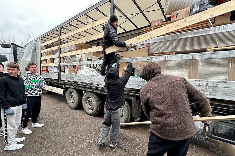 «У нас есть ангелы-хранители»: как детдом в Стаханове встретил фуру от «БИЗНЕС Online»