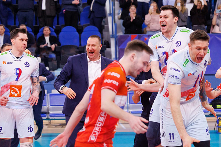 Константин Брянский (в центре)