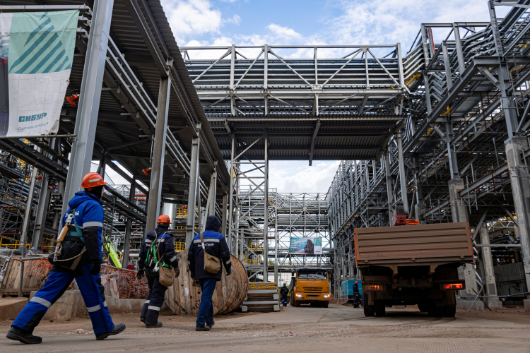 Предприятия НГХК отгрузили продукцию на 532 млрд рублей — снижение к I кварталу 2025-го составило 9%. И это несмотря на то, что в тоннах заводы увеличили производство (в среднем на 6-7%)