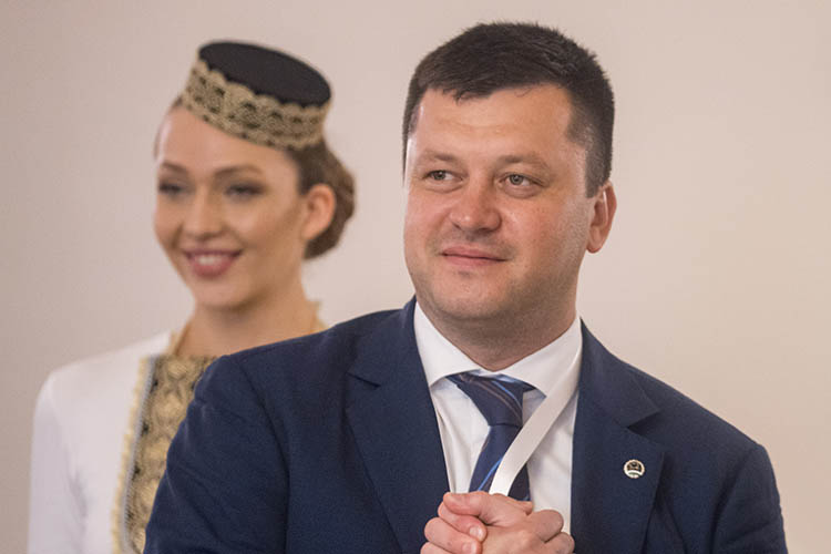 Мавлиев-младший до госслужбы занимался бизнесом: на официальных страницах его биографии значилось, что с 2008 по 2015-й он был предпринимателем