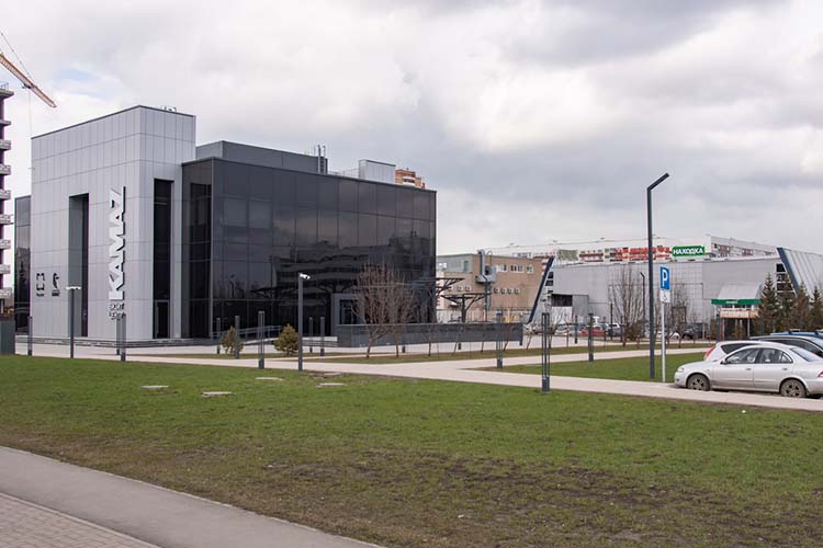 Напротив визит-центра &mdash; красивая зеленая лужайка. Мало кто знает, что прямо под ней проходит газопровод высокого давления протяженностью 390 метров. Уже как минимум полтора года он эксплуатируется с поврежденной станцией электрохимзащиты