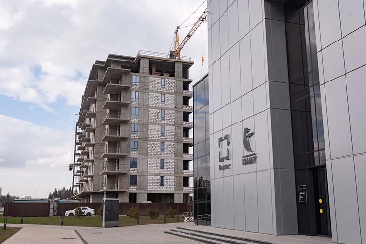 Район развивается, рядом строится жилой дом «Олимп» от застройщика ООО ЖК «Европейский»