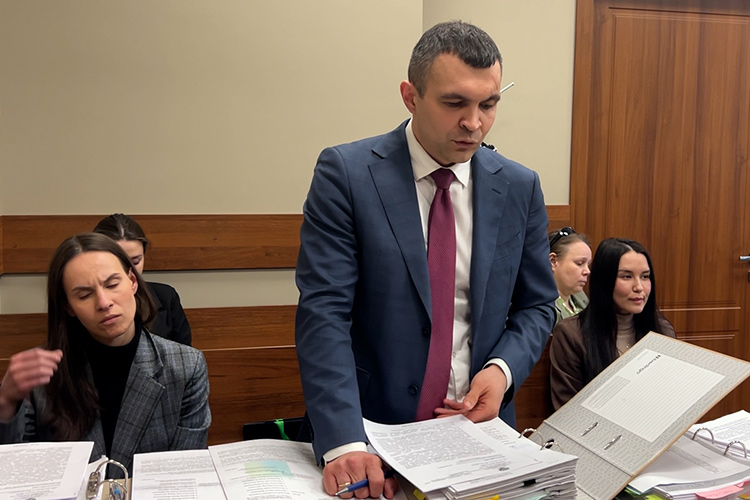 Тимур Уразаев по поводу валютных операций заявил, что в подсчетах прокуратуры заложена арифметическая ошибка. Сторона защиты насчитала 111 млн рублей, когда у прокуратуры &mdash; 144 млн рублей