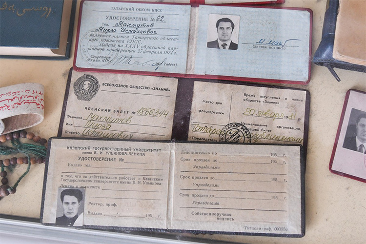В одном из интервью сын академика Искандер Махмутов отмечал, что отец глубоко переживал за судьбу татарского языка: дома в семье говорили исключительно на татарском