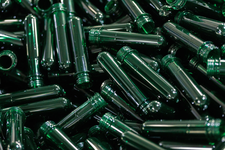 «Ограничение производства той или иной продукции, ПЭТ, в частности, идет очень осторожно. Как правило, делаются такие ограничения, которые мало на что влияют, чтобы, не дай бог, не потревожить [рынок]»