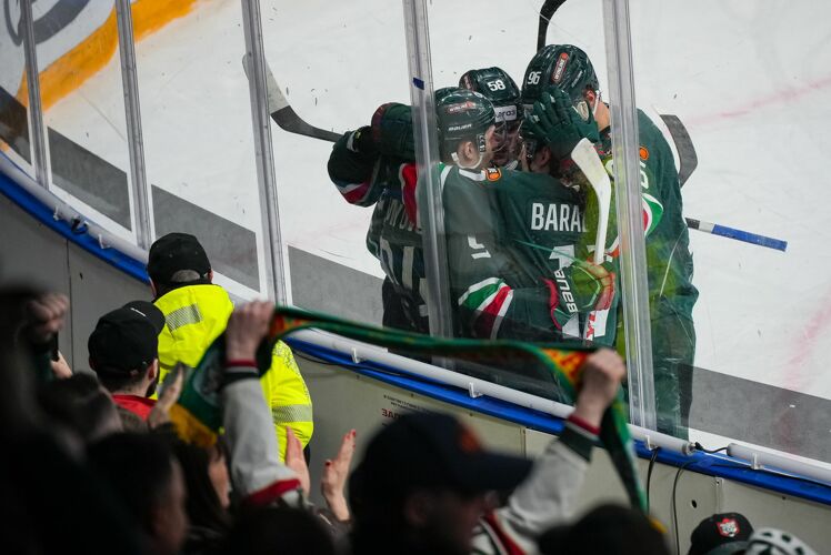 Если владельцы абонементов не идут на хоккей, они могут передать свое место другому