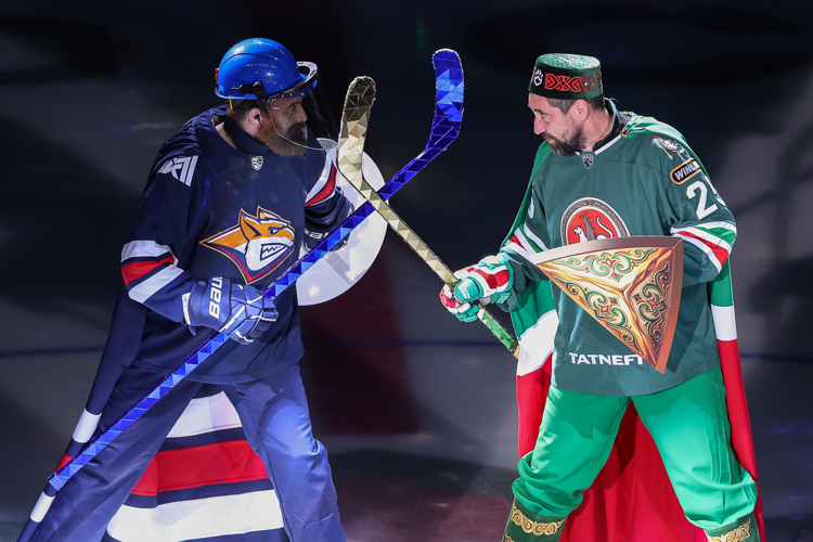 Данис Зарипов (справа) снова предстал в образе Капитана Татарстан