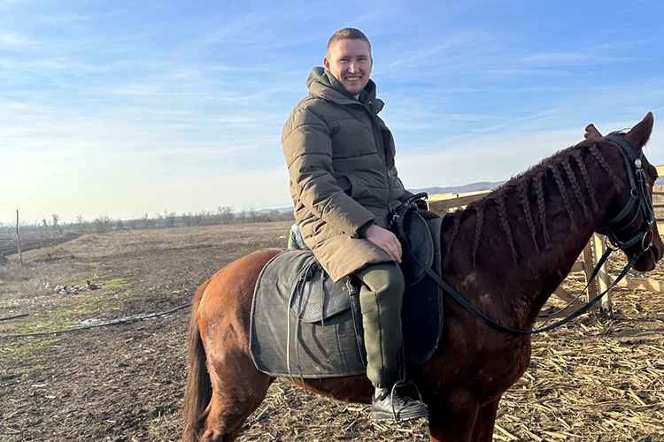 «Я фанат лошадей &mdash; это невероятные животные, которые лечат душу. Хочу, чтобы наши жители могли приобщить к этой дружбе своих детей»