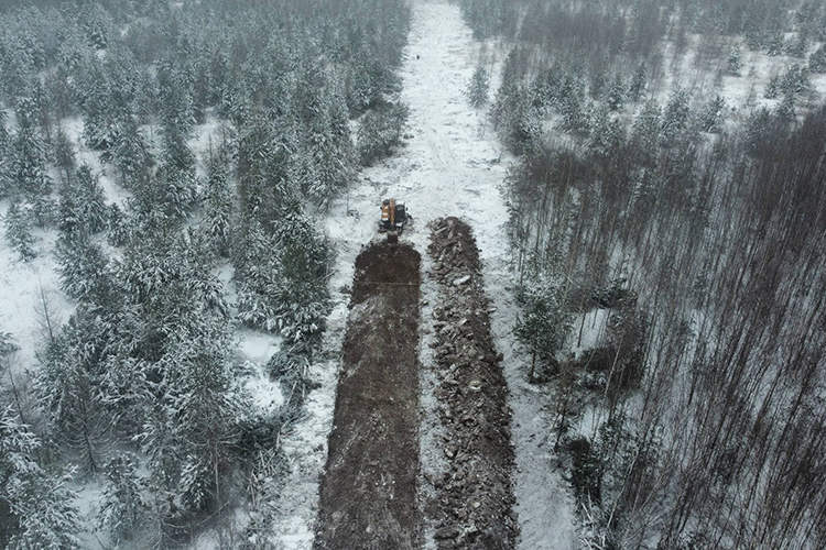 <span style="color: rgb(36, 36, 36);">«</span><span style="color: rgb(36, 36, 36);">Мы не ждали «идеальных условий»: завели технику и построили 12 километров дорог, не останавливаясь даже в сорокаградусные морозы. Пока рынок стоит, мы засыпаем щебень и проводим электросети</span><span style="color: rgb(36, 36, 36);">»</span>