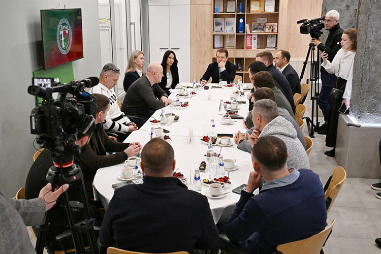 Казанский градоначальник с первых же минут беседы призвал ветеранов быть максимально открытыми &mdash; не подбирать слова и говорить о проблемах так, как есть