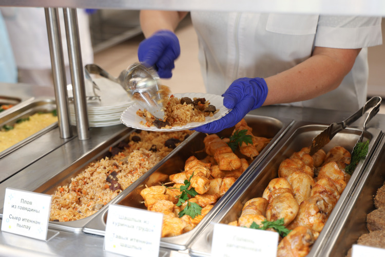 В тех школах, где продолжают кормить детей ветеранов СВО, это финансируется за счет внебюджетных источников самих учреждений и по инициативе конкретных директоров. Но не каждая школа может себе такое позволить