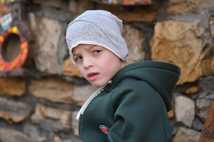 «В настоящий момент у ребенка идет деформация стоп и коленных суставов. Для ее предотвращения мальчику необходимо безоперационное лечение &mdash; ботулинотерапия, ортопедические аппараты на голеностопный сустав, ортезы и реабилитационное лечение»