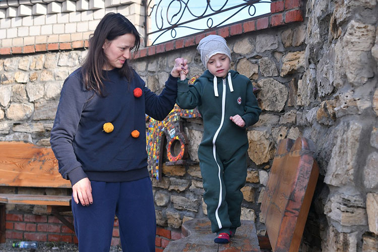 В конце прошлого года родители Рамиса заметили, что сын неправильно ставит стопы, и обратились в Казанский институт травматологии и ортопедии