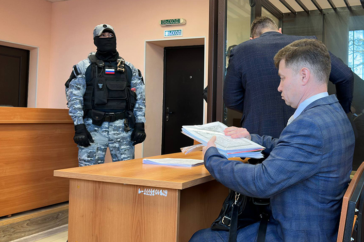 Взяли слово и защитники: «Рано или поздно СВО закончится, ребята придут и спросят у нас: «А что вы делали тут, в тылу, для нашей победы?» Я знаю, что делал &mdash; защищал человека, который помогал участникам СВО. Поэтому суду надо дать возможность подзащитному оказывать и дальше эту помощь. А как он это будет делать из СИЗО?»