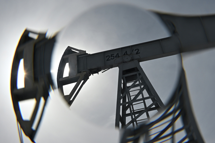 Сразу после заявления из Абу-Даби стоимость июньских фьючерсов на нефть Brent на лондонской бирже ICE за минуту обвалилась на 1,91% до $110 за баррель