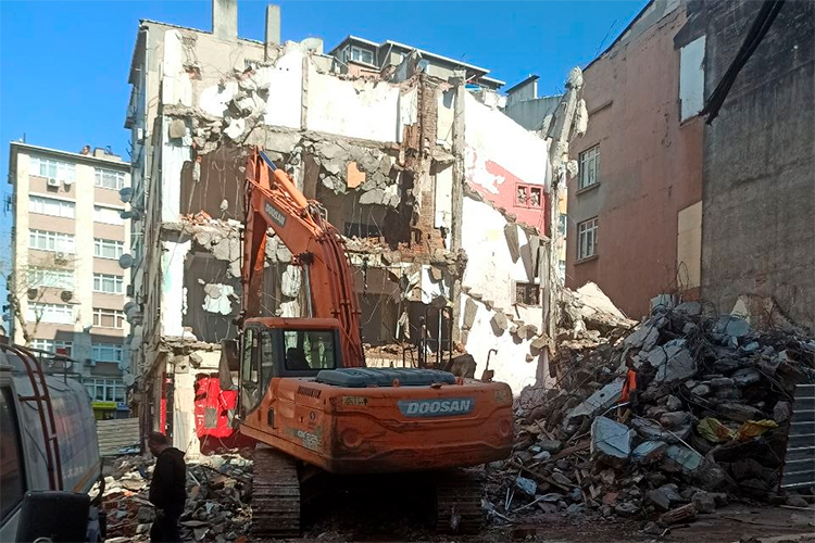 Снос жилья по программе реновации ветхого жилья в Стамбуле (Transformation of Risky Buildings). Программа направлена на повышение сейсмостойкости, особенно в преддверии прогнозируемого сильного землетрясения