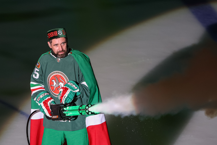 Зарипов «прогнал» со льда «Металлург» с помощью дымовой установки